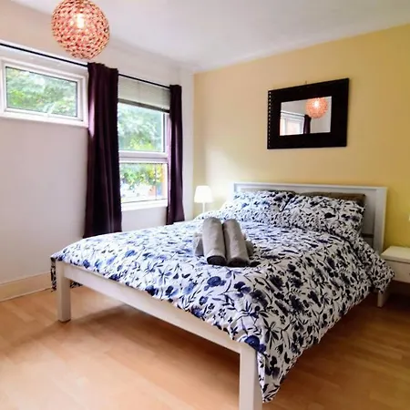 Ferienhaus The Brum - Garden, Netflix, Bbq, 3 Tvs, Huge Lounge Or Quadruple Bedroom 2 Double Bedrooms Birmingham