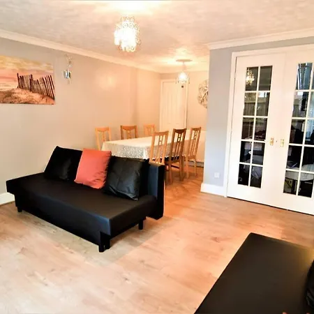 Ferienhaus The Brum - Garden, Netflix, Bbq, 3 Tvs, Huge Lounge Or Quadruple Bedroom 2 Double Bedrooms