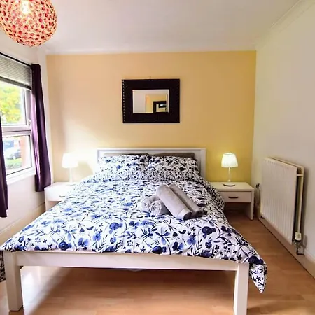 Ferienhaus The Brum - Garden, Netflix, Bbq, 3 Tvs, Huge Lounge Or Quadruple Bedroom 2 Double Bedrooms Birmingham