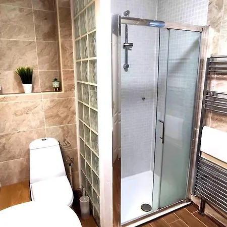 Ferienhaus The Brum - Garden, Netflix, Bbq, 3 Tvs, Huge Lounge Or Quadruple Bedroom 2 Double Bedrooms