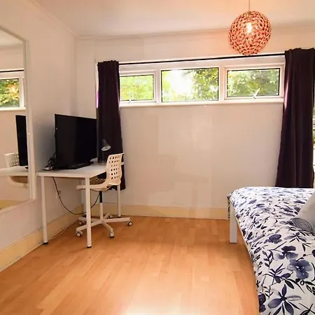 The Brum - Garden, Netflix, Bbq, 3 Tvs, Huge Lounge Or Quadruple Bedroom 2 Double Bedrooms