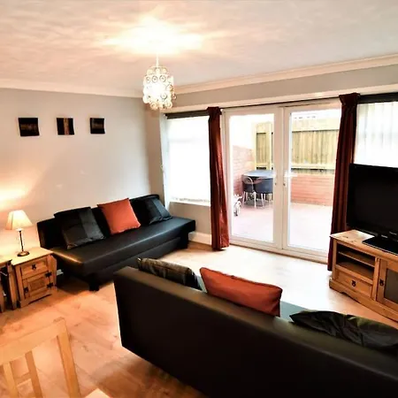 Ferienhaus The Brum - Garden, Netflix, Bbq, 3 Tvs, Huge Lounge Or Quadruple Bedroom 2 Double Bedrooms