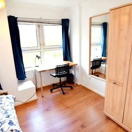 The Brum - Garden, Netflix, Bbq, 3 Tvs, Huge Lounge Or Quadruple Bedroom 2 Double Bedrooms