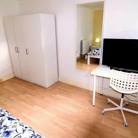 The Brum - Garden, Netflix, Bbq, 3 Tvs, Huge Lounge Or Quadruple Bedroom 2 Double Bedrooms