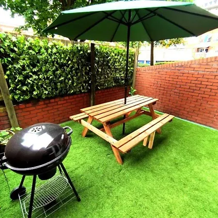 Ferienhaus The Brum - Garden, Netflix, Bbq, 3 Tvs, Huge Lounge Or Quadruple Bedroom 2 Double Bedrooms Birmingham